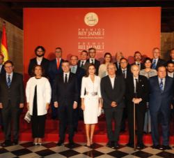 Fotografía de grupo de Su Majestad la Reina con las autoridades, miembrso del Patronato y patrocinadores de la Fundación Premios Jaime I