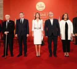 Su Majestad la Reina durante la interpretación del Himno Nacional
