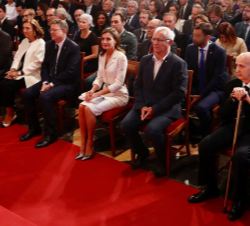 Su Majestad la Reina en primera fila de asisentos momentos antes de dar comienzo el acto