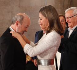 Su Majestad la Reina impone la medalla del Premio Rey Jaime I de Investigación Básica 2017 a Fernando Martín García
