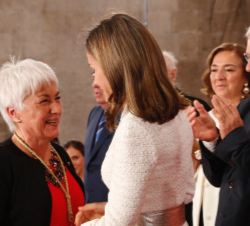Su Majestad la Reina impone la medalla del Premio Rey Jaime I de Economía 2017 a Carmen Herrero Blanco