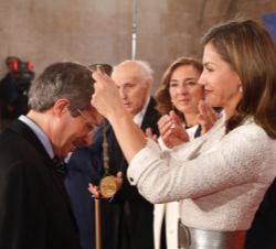 Su Majestad la Reina impone la medalla del Premio Rey Jaime I de Medicina Clínica 2017 a Josep Dalmau Obrador