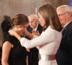 Su Majestad la Reina impone la medalla del Premio Rey Jaime I al Emprendedor 2017 a Alicia Asín Pérez