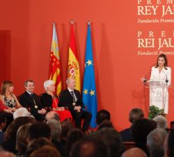 Su Majestad la Reina durante su intervención junto a los galardonados