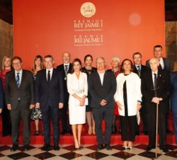 Fotografía de grupo de Su Majestad la Reina con las autoridades, miembros del Jurado y premiados