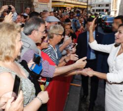 Su Majestad la Reina recibe el saludo de los valencianos que se congregaban a su salida de la Lonja de los Mercaderes