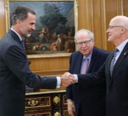 Su Majestad el Rey recibe el saludo del presidente de la Universidad de Nueva York, Andrew Hamilton, en presencia de su presidente ejecutivo, William 