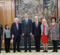 Su Majestad el Rey junto a una representación del equipo directivo de la Universidad de Nueva York
