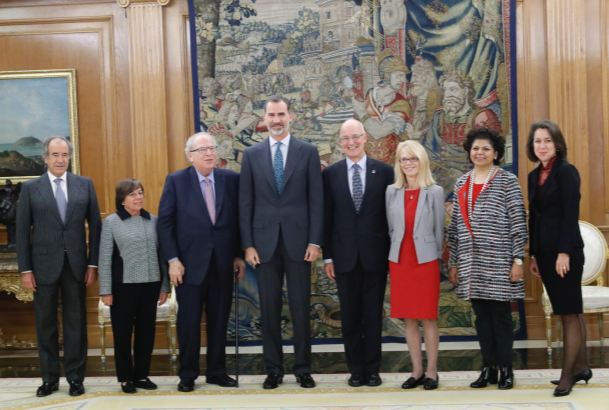 Su Majestad el Rey junto a una representación del equipo directivo de la Universidad de Nueva York