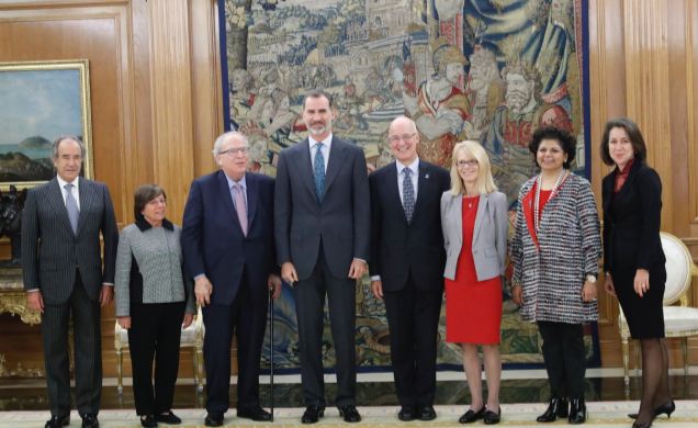 Su Majestad el Rey junto a una representación del equipo directivo de la Universidad de Nueva York