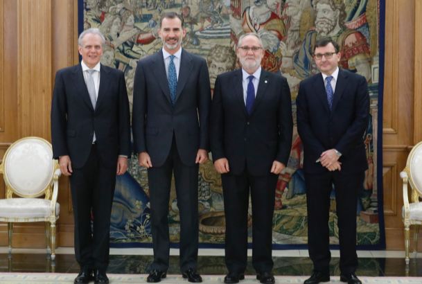 Su Majestad el Rey junto al presidente de la Unión Internacional de Notarios, el presidente del Consejo de los Notarios de la Unión Europea y el presidente del Consejo General del Notariado Español