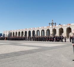 Sus Majestades los Reyes en la explanada del Palacio Real de Madrid, momentos antes de la llegada de Sus Excelencias Reuven Rivlin, Presidente del Est