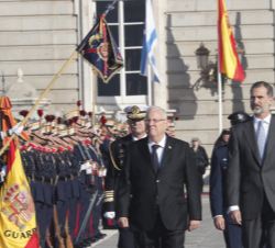 Su Majestad el Rey y el presidente del Estado de Israel pasan revista a las tropas formadas en la explanada del Palacio Real de Madrid