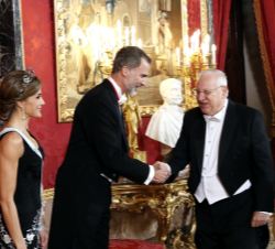 Don Felipe recibe el saludo del Presidente del Estado de Israel, Reuven Rivlin