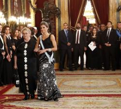 Su Majestad la Reina y la esposa del Presidente de Israel, Nechama Rivlin, acceden al Salón del Trono del Palacio Real de Madrid