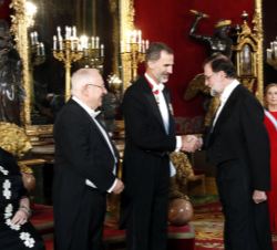 Su Majestad el Rey recibe el saludo del presidente del Gobierno, Mariano Rajoy