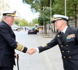 Don Juan Carlos es recibido a su llegada por el almirante jefe de Estado Mayor de la Armada, almirante general Teodoro Esteban López Calderón