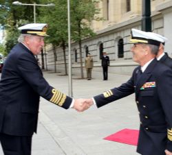 Don Juan Carlos recibe el saludo del director del Órgano de Historia y Cultura Naval de la Armada, vicealmirante Fernando Zumalacárregui Luxán
