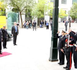 Su Majestad el Rey Don Juan Carlos y las autoridades que le recibieron, durante los honores a su llegada a cargo de un Piquete de Guardia Militar