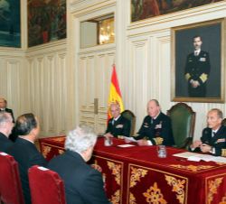 Don Juan Carlos, en la mesa presidencial durante la reunión del Real Patronato del Museo Naval, junto al almirante jefe de Estado Mayor de la Armada y