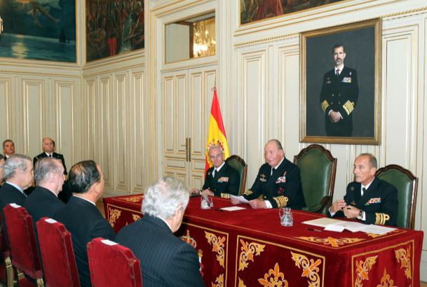 Don Juan Carlos, en la mesa presidencial durante la reunión del Real Patronato del Museo Naval, junto al almirante jefe de Estado Mayor de la Armada y