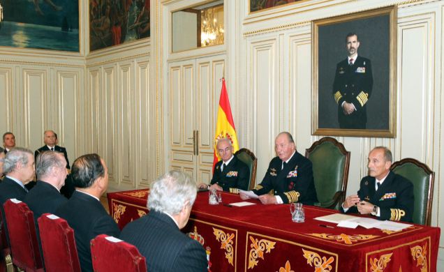 Don Juan Carlos, en la mesa presidencial durante la reunión del Real Patronato del Museo Naval, junto al almirante jefe de Estado Mayor de la Armada y