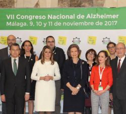 Su Majestad la Reina Doña Sofía junto a las autoridades y representantes de CEAFA asistentes al VII Congreso Nacional de Alzheimer