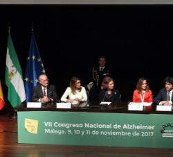 Doña Sofía en la mesa presidencial el Congreso escucha la intervención del secretario de Estado de Servicios Sociales e Igualdad, Mario Garcés