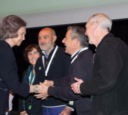 Su Majestad la Reina Doña Sofía en el escenario recibe el saludo de personas con la enfermedad de Alzheimer asistentes al acto