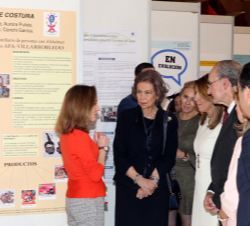 Doña Sofía durante el recorrido por la exposición de paneles informativos producidos por CEAFA y visita de los stands de empresas colaboradoras