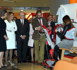Doña Sofía durante el recorrido por la exposición de paneles informativos producidos por CEAFA y visita de los stands de empresas colaboradoras