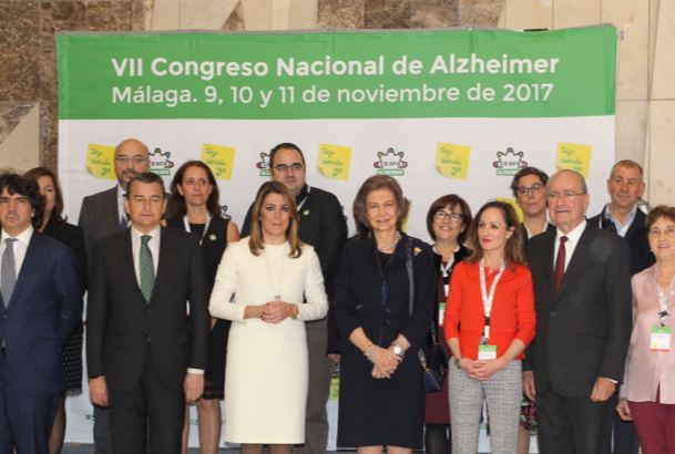 Su Majestad la Reina Doña Sofía junto a las autoridades y representantes de CEAFA asistentes al VII Congreso Nacional de Alzheimer