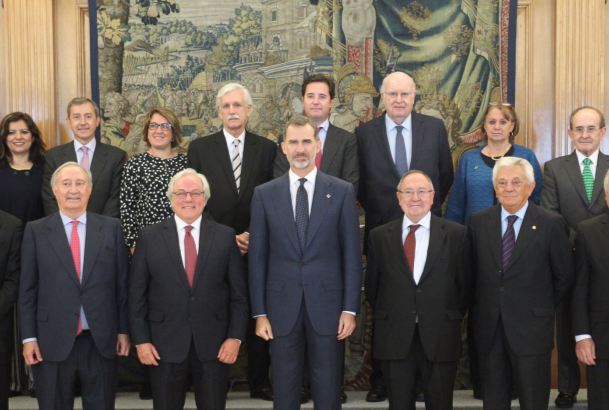 Su Majestad el Rey junto a los miembros del comité ejecutivo de la Asociación Iberoamericana de Cámaras de Comercio -AICO