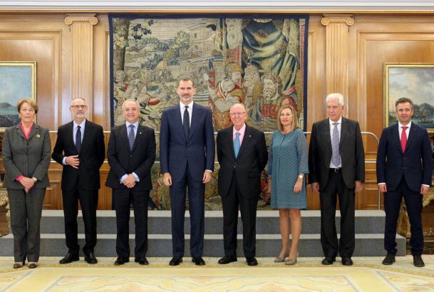 Su Majestad el Rey junto a los miembros de la junta directiva de Aldeas Infantiles SOS España