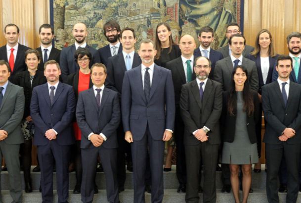 Su Majestad el Rey junto a los ingenieros industriales del Estado