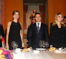Su Majestad la Reina acompañada por el Presidente de los Estados Unidos Mexicanos, Enrique Peña Nieto, y su esposa y el resto de personalidades en la 