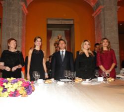 Doña Letizia en la mesa presidencial acompañada por las personalidades asistentes a la cena