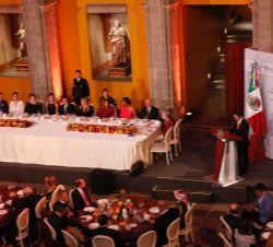 Vista general de la mesa presidencial de la cena