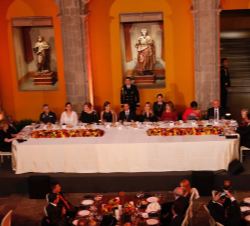 Mesa presidencial de la cena ofrecida con motivo del Official World Cancer Leaders’ Summit