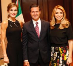 Su Majestad la Reina junto al Presidente de los Estados Unidos Mexicanos, Enrique Peña Nieto y su esposa