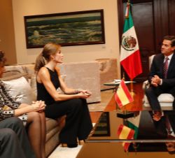 Su Majestad la Reina conversa con el Presidente de los Estados Unidos Mexicanos, Enrique Peña Nieto, durante su encuentro