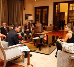 Su Majestad la Reina y el Presidente de los Estados Unidos Mexicanos, Enrique Peña Nieto, junto a las delegaciones española y mexicana