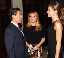 Su Majestad la Reina conversa con el Presidente de los Estados Unidos Mexicanos, Enrique Peña Nieto, y su esposa