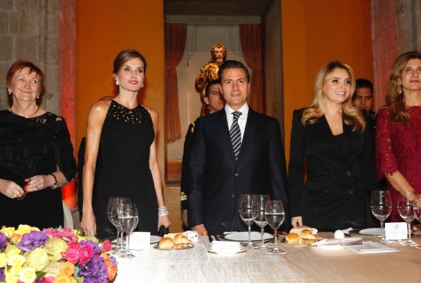 Su Majestad la Reina acompañada por el Presidente de los Estados Unidos Mexicanos, Enrique Peña Nieto, y su esposa y el resto de personalidades en la mesa presidencial