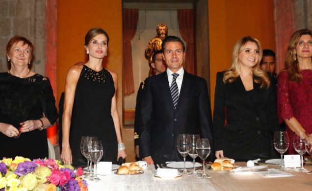 Su Majestad la Reina acompañada por el Presidente de los Estados Unidos Mexicanos, Enrique Peña Nieto, y su esposa y el resto de personalidades en la 