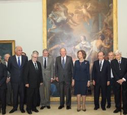 Sus Majestades los Reyes Don Juan Carlos y Doña Sofía junto a los académicos de la Real Academia de Bellas Artes de San Fernando
