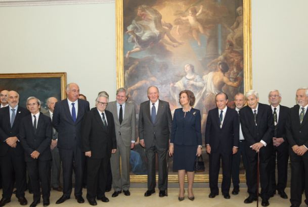 Sus Majestades los Reyes Don Juan Carlos y Doña Sofía junto a los académicos de la Real Academia de Bellas Artes de San Fernando