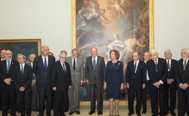 Sus Majestades los Reyes Don Juan Carlos y Doña Sofía junto a los académicos de la Real Academia de Bellas Artes de San Fernando