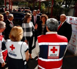 Doña Letizia con los reponsables de la Sede Nacional de Cruz Roja Mexicana