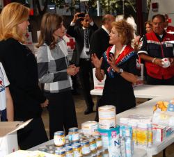 Doña Letizia, durante la visita, recibe explicaciones sobre el proceso de clasificación, elaboración y embalaje de despensas y kits de bebé